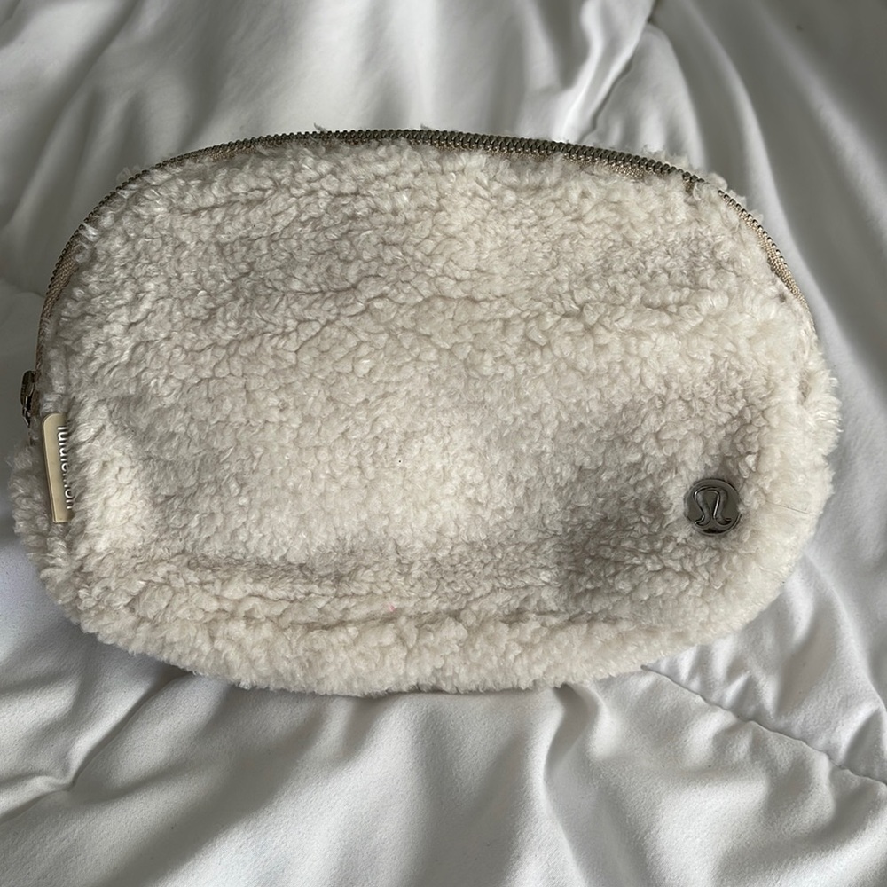 Lululemon everywhere belt bag